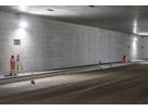 Vermessungsarbeiten im Tunnel der Nordumfahrung unter DeltaLUXX LED-Leuchten – gleichmässige Ausleuchtung für Präzision