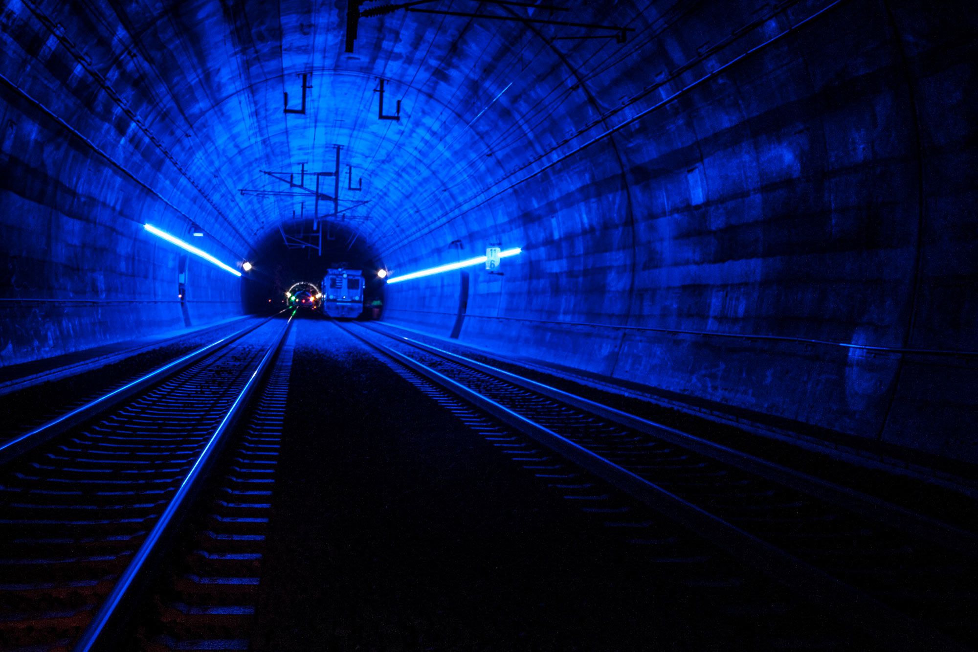 LaneLED WALL in blau im ÖBB-Tunnel – LED-Lichtleiste zur klaren Signalisierung der Schutzstrecke und Verbesserung der Sicherheit im Bahnbetrieb