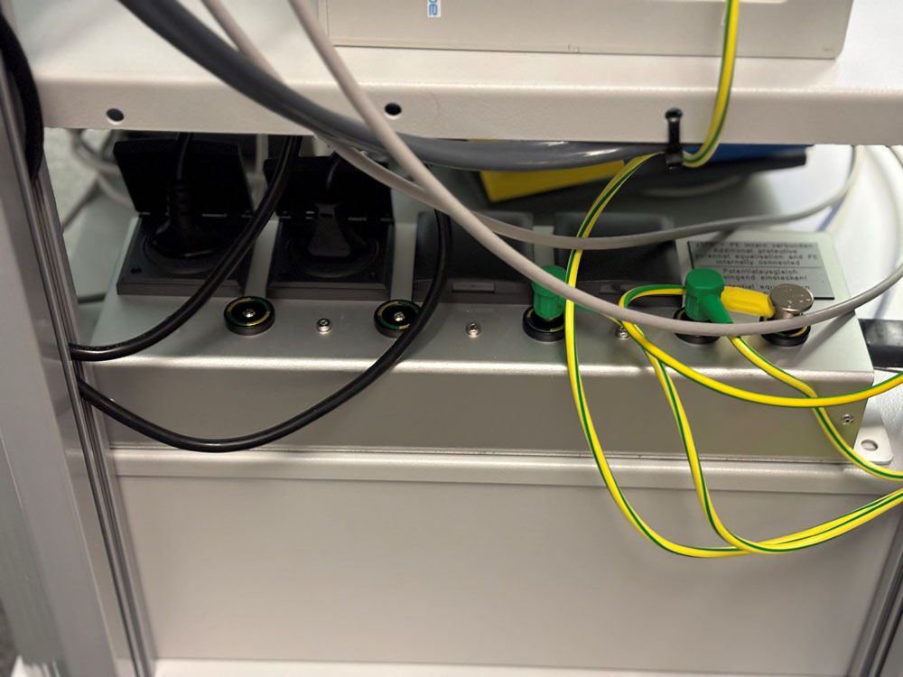 Chariot d'appareillage médical avec alimentation électrique et appareils de commande connectés à l'hôpital