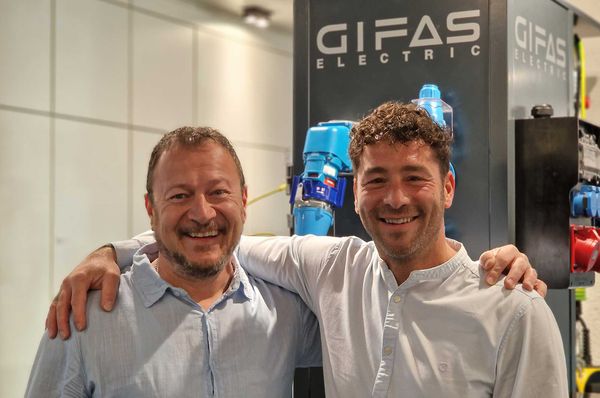 Stephan und Dario feiern ihr Jubiläum bei GIFAS – langjährige Mitarbeitende vor Stromverteilern im Showroom in Rheineck.