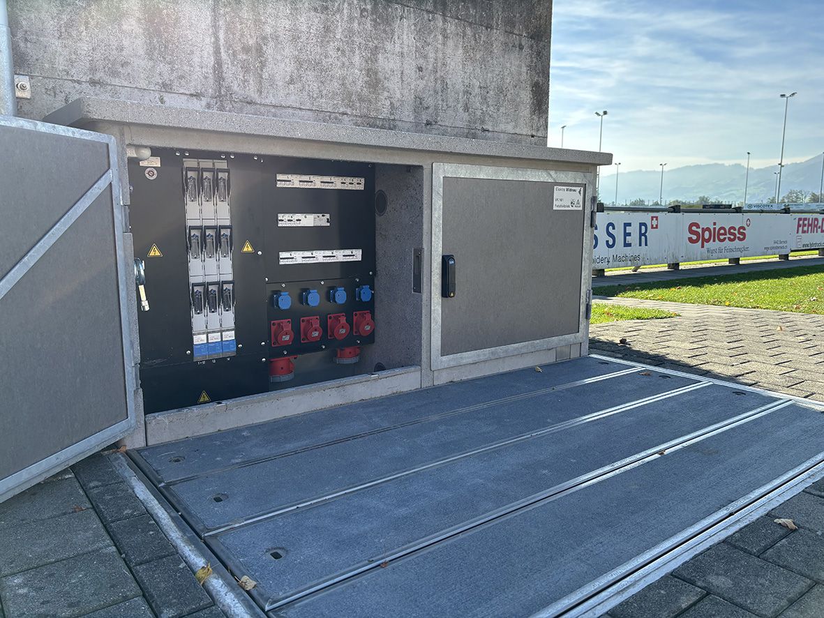Quadro di distribuzione a pavimento con prese integrate per un'alimentazione sicura in un impianto sportivo