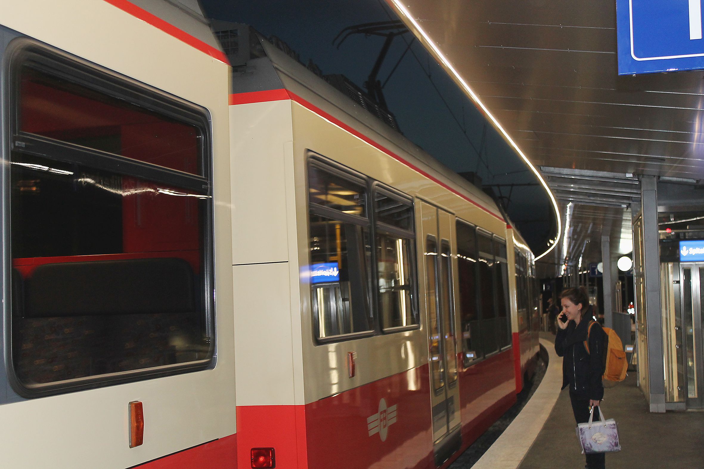 LaneLED light strip illuminates the Forchbahn platform and train for greater safety when boarding and alighting