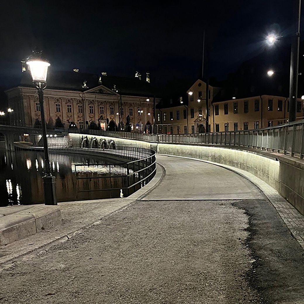 LaneLED WALL LED-Beleuchtung entlang eines Radwegs am Kanal in Stockholm bei Nacht