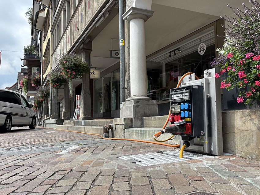 Mobiler Stromverteiler zur temporären Stromversorgung auf einem öffentlichen Platz in der Altstadt mit sicherer Energieverteilung.