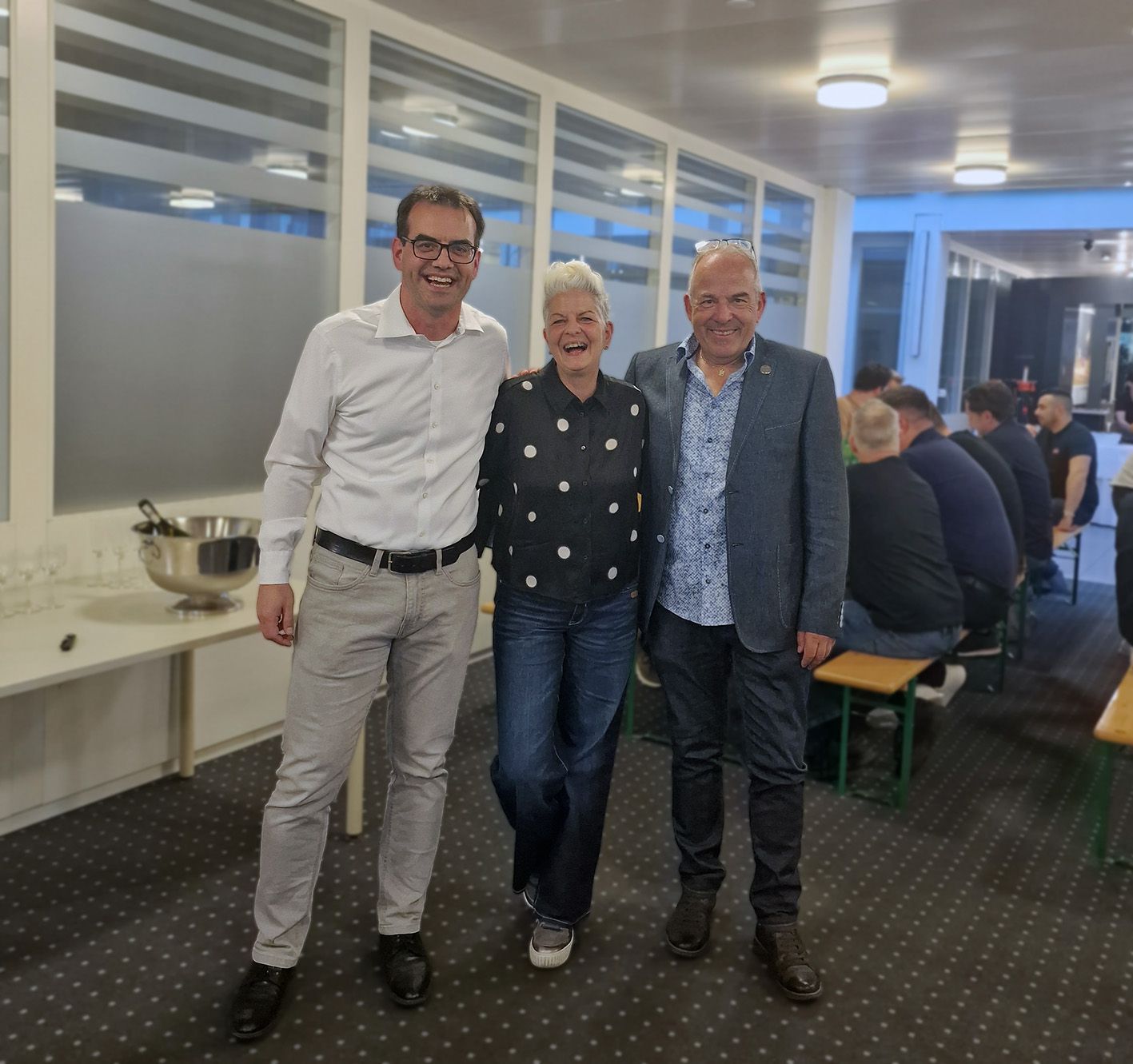 Zwei Mitarbeitende bei einer Pensionierungsfeier von GIFAS Electric in Rheineck