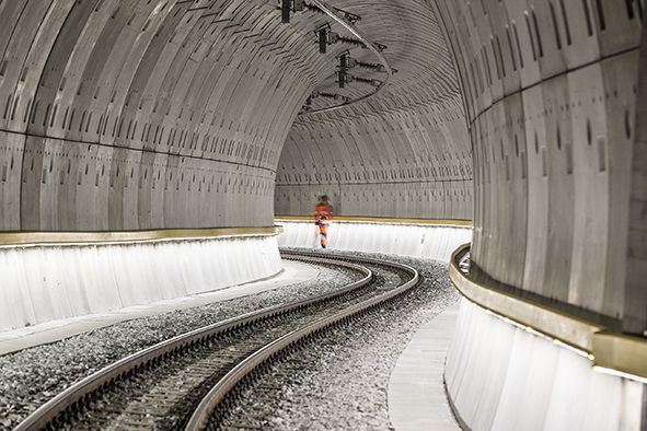 LED Lichtleiste LaneLED GFK entlang der Gleise im Glatscheras Tunnel für sichere Bahn- und Tunnelbeleuchtung