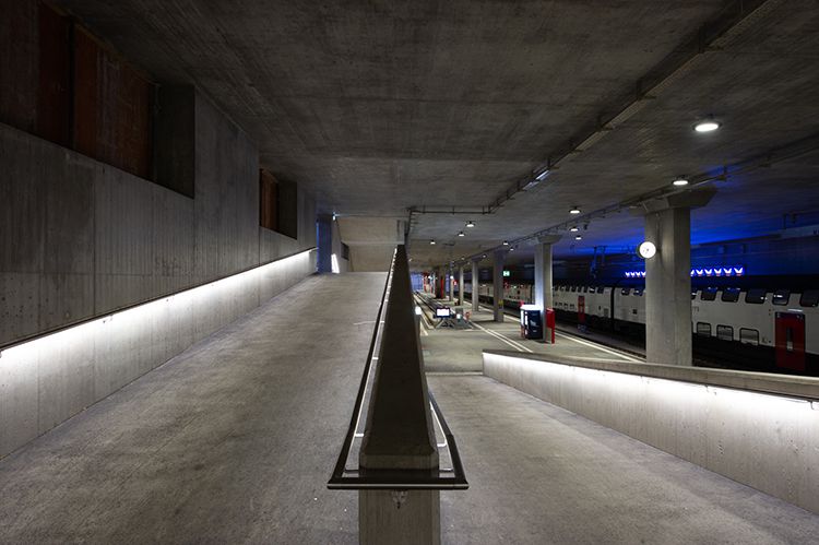 Illuminated ramp in the station with continuous LED handrail - safe and barrier-free routing to the platforms at night