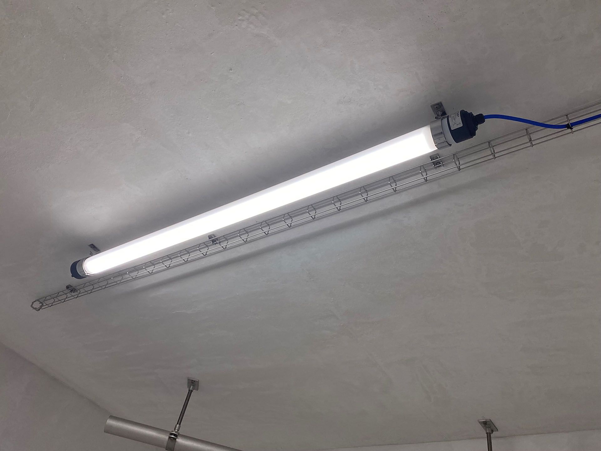 Montierte LED-Lichtleiste an der Decke eines Wasserreservoirs für zuverlässige Beleuchtung der Wasserversorgung