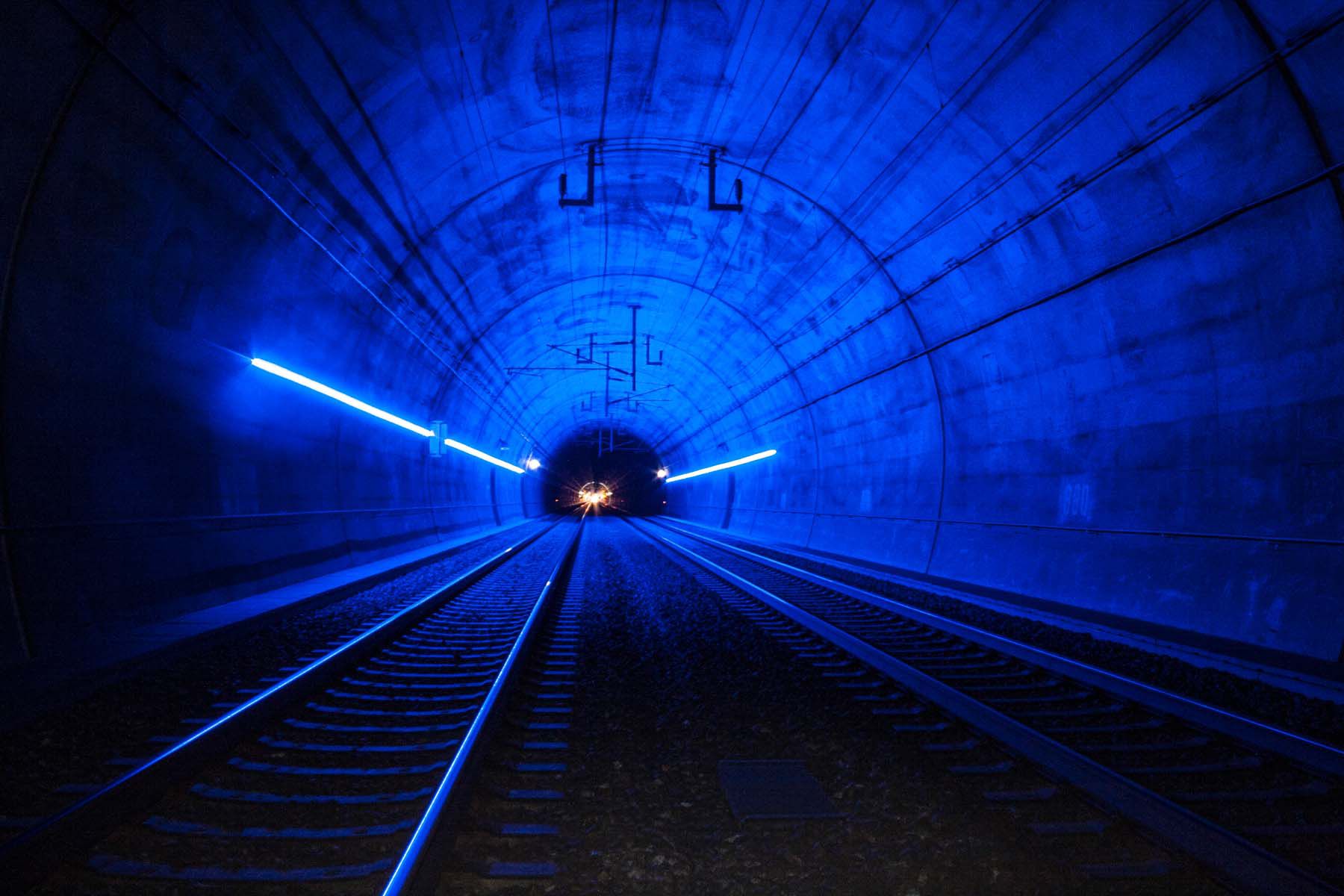 Éclairage mural LaneLED bleu dans les tunnels ferroviaires pour le guidage visuel et l'éclairage sûr de la piste