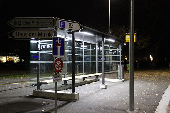 Arrêt de bus dans l'espace public avec éclairage LED pour un éclairage sûr et uniforme la nuit