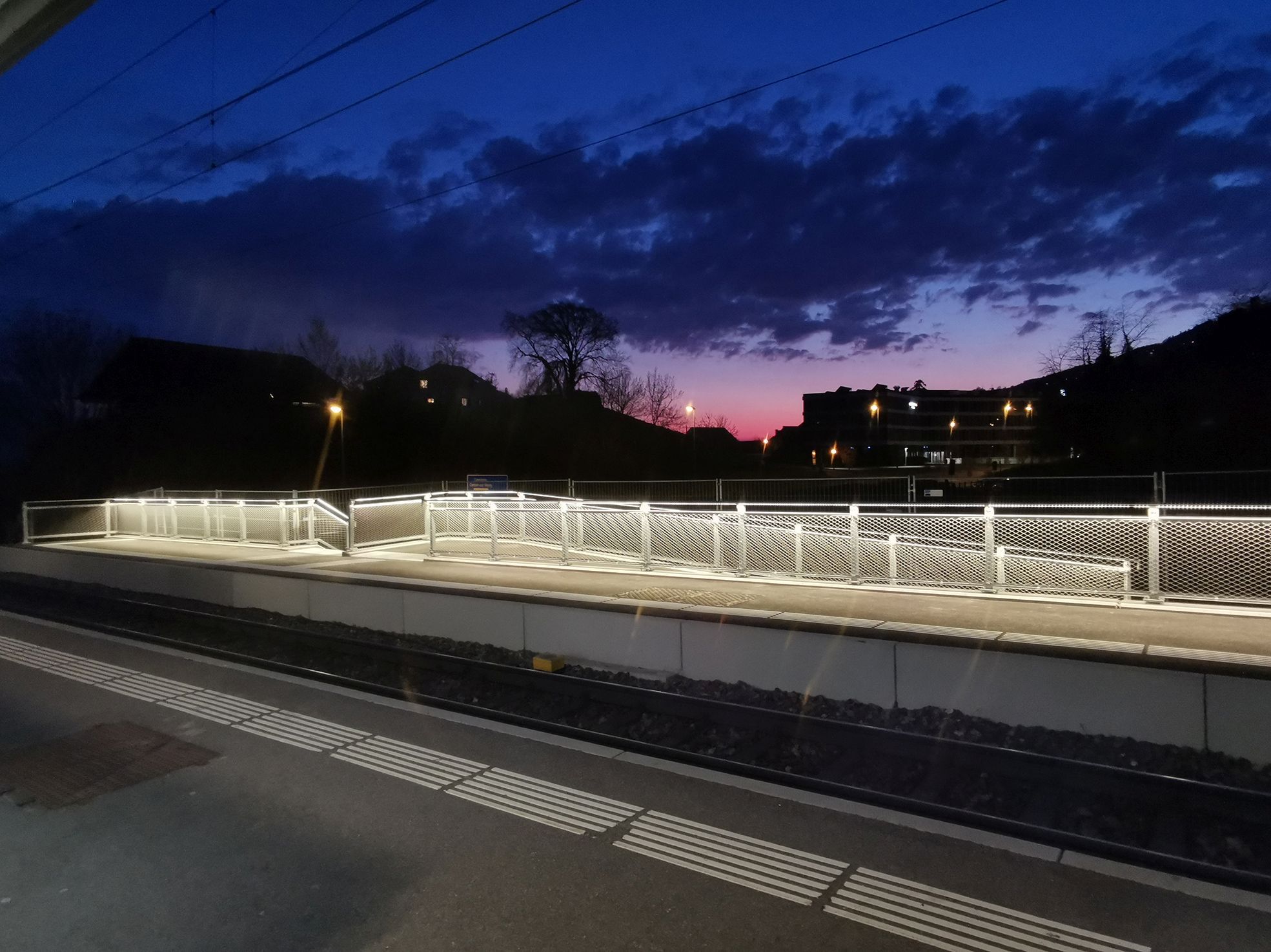 Platform with Inox42 handrail and continuous LaneLED lighting, which ensures safe orientation at dusk