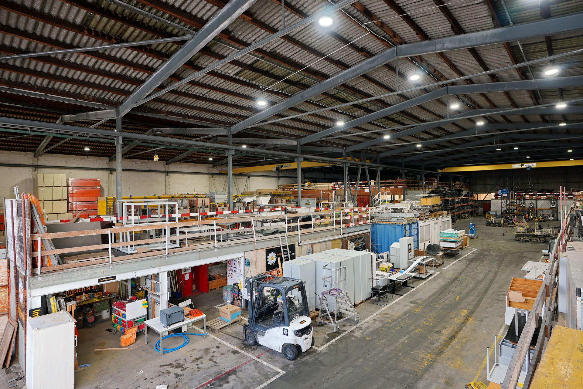 Illuminazione a LED in un grande capannone di produzione con illuminazione uniforme delle aree di produzione e di lavoro