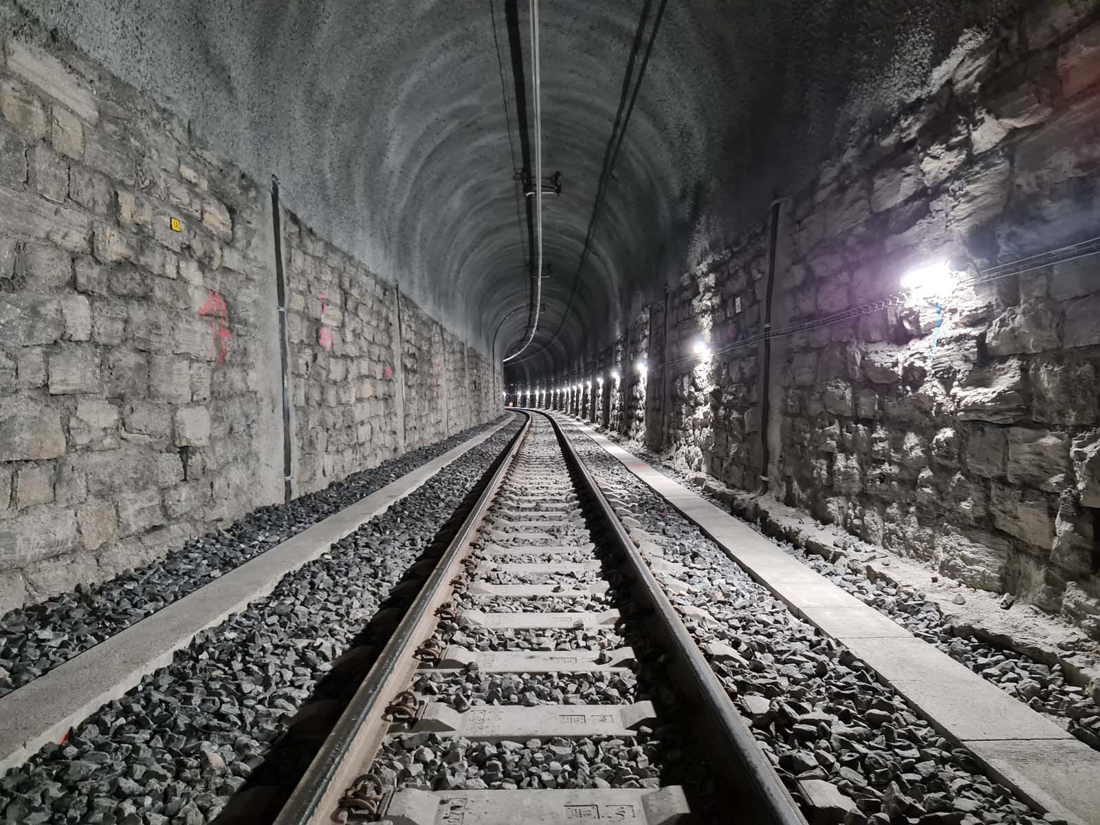 Éclairage StreamLED dans les tunnels ferroviaires le long des voies pour une orientation sûre et un éclairage ferroviaire fiable