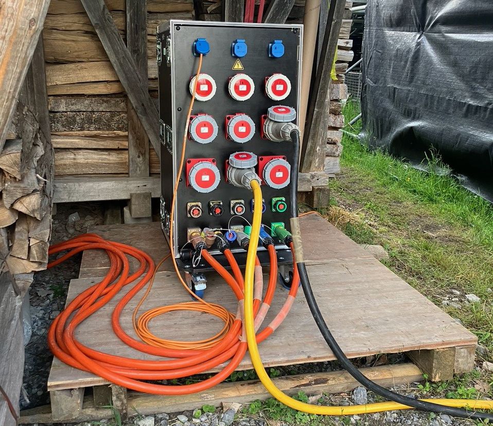 Boîtier de distribution de courant mobile avec câbles de raccordement - distribution d'énergie sûre et performante pour l'événementiel et la technique de manifestation