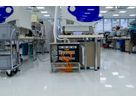 Impianto elettrico nel laboratorio di Goldach con quadro di distribuzione, cavi arancioni e macchine di prova industriali
