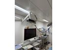Sala operatoria con Box per ospedale GIFAS su braccio girevole, connessioni chiaramente strutturate e parete monitor presso la Hirslanden Klinik St. Anna.