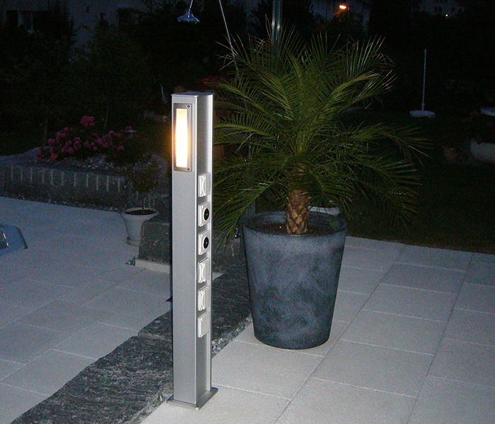 Profilo energetico in casa per l'alimentazione esterna di terrazze e piscine con illuminazione integrata