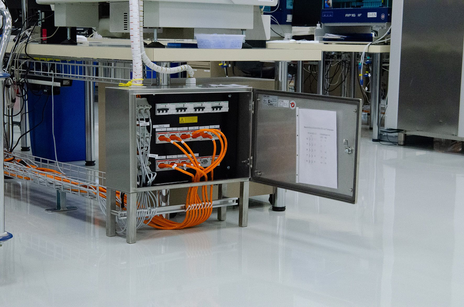Impianto elettrico nel laboratorio di Goldach con quadro aperto, scatole di derivazione a parete e cablaggi visibili