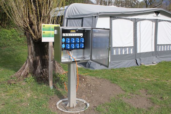 Distributeur de courant en acier inoxydable pour l'alimentation en électricité sur un camping directement sur l'emplacement de camping
