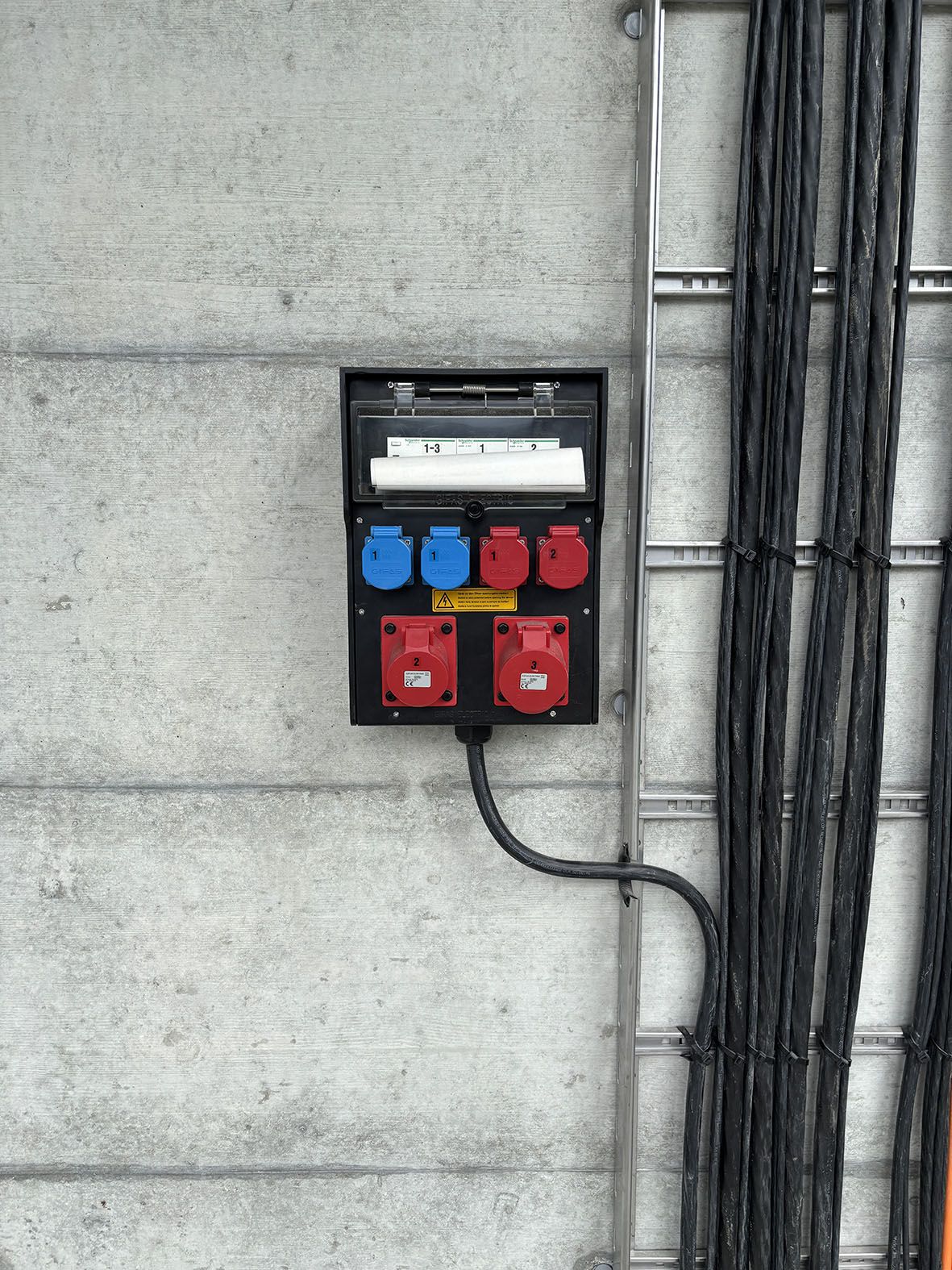 Distributore di corrente a parete con prese CEE per una distribuzione sicura della corrente negli impianti di trattamento delle acque reflue