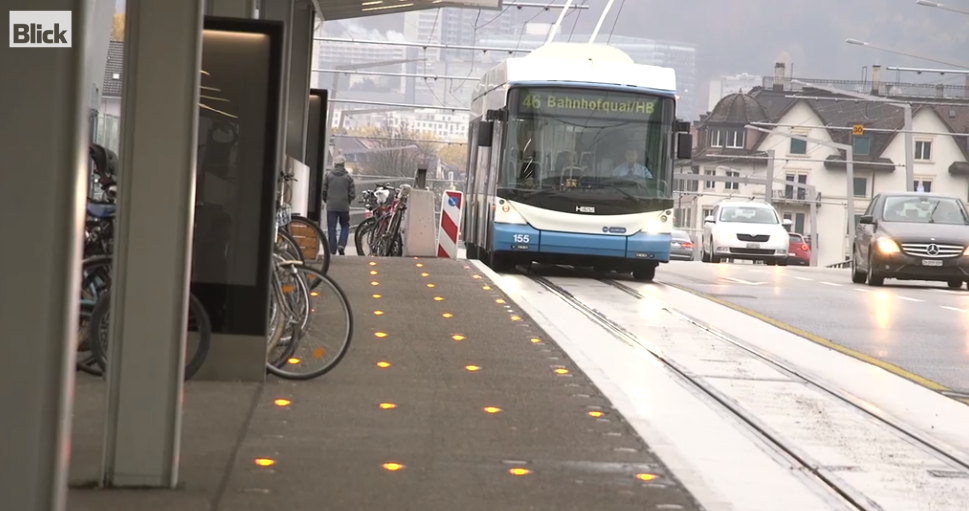 CircLED Bodenleuchten an der Hardbrücke Zürich – sichere Markierung der Busspur und klare Orientierung für Fussgänger und Verkehrsteilnehmer
