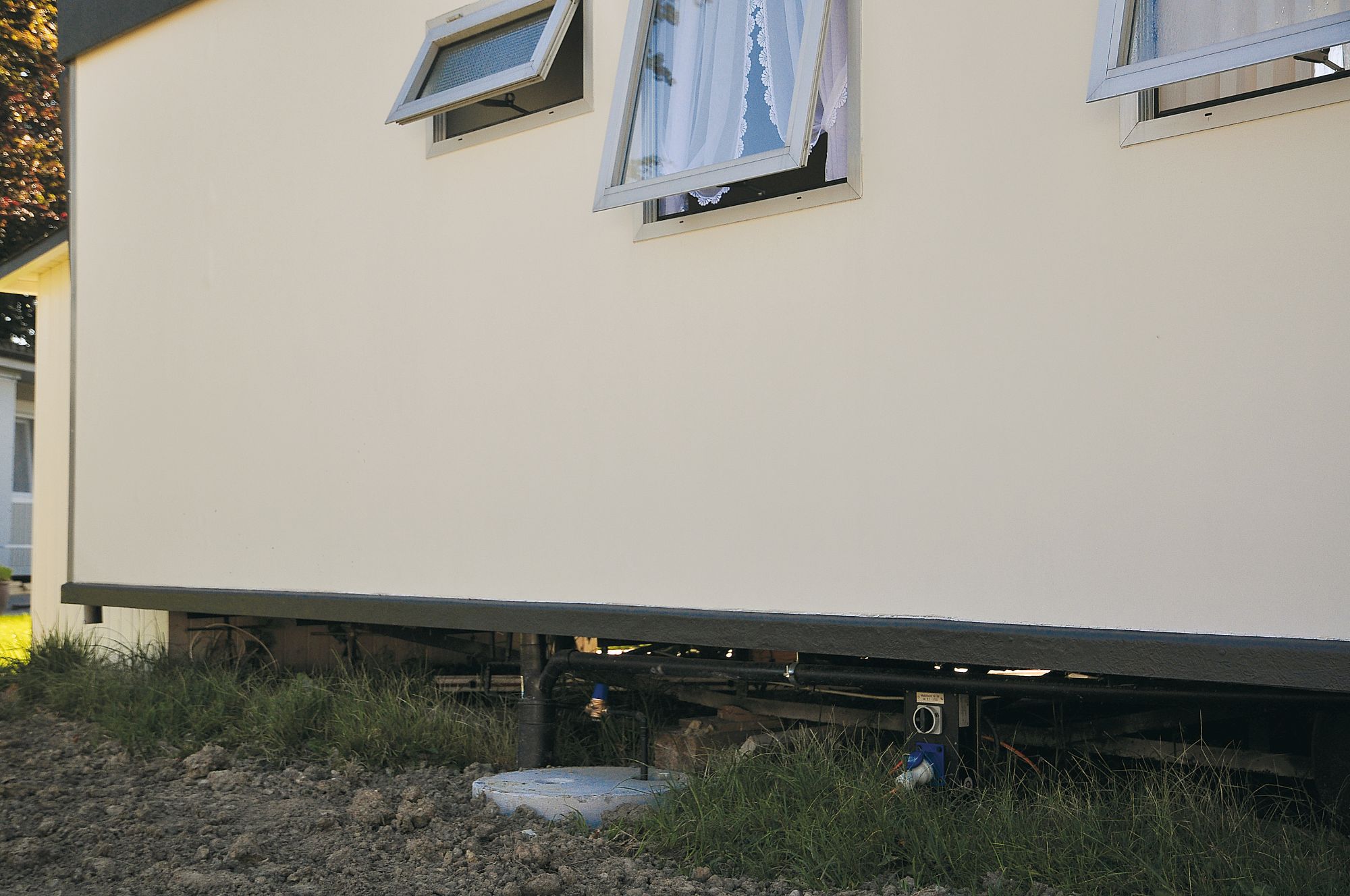 Raccordements électriques et d'eau sous un mobilhome dans le parc de Steinach - Installation GIFAS pour une alimentation en énergie sûre dans le domaine des loisirs