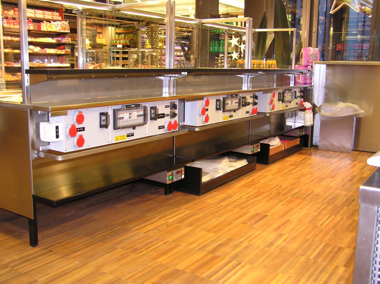 Unità di distribuzione dell'energia con prese e interruttori automatici per un utilizzo sicuro nelle aree di ristorazione e take-away