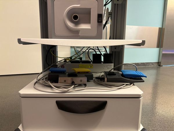 Distributore di corrente con cavi di controllo collegati - alimentazione sicura in ambiente medico.