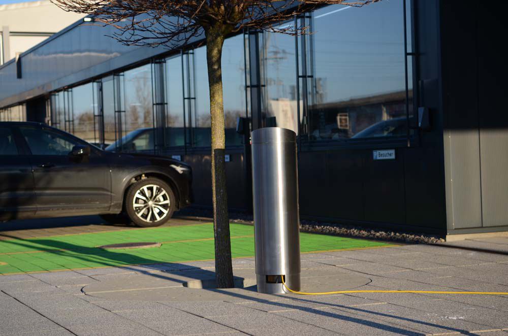 Energiesäule im öffentlichen Raum mit Stromanschluss für Fahrzeuge und Infrastruktur im Aussenbereich