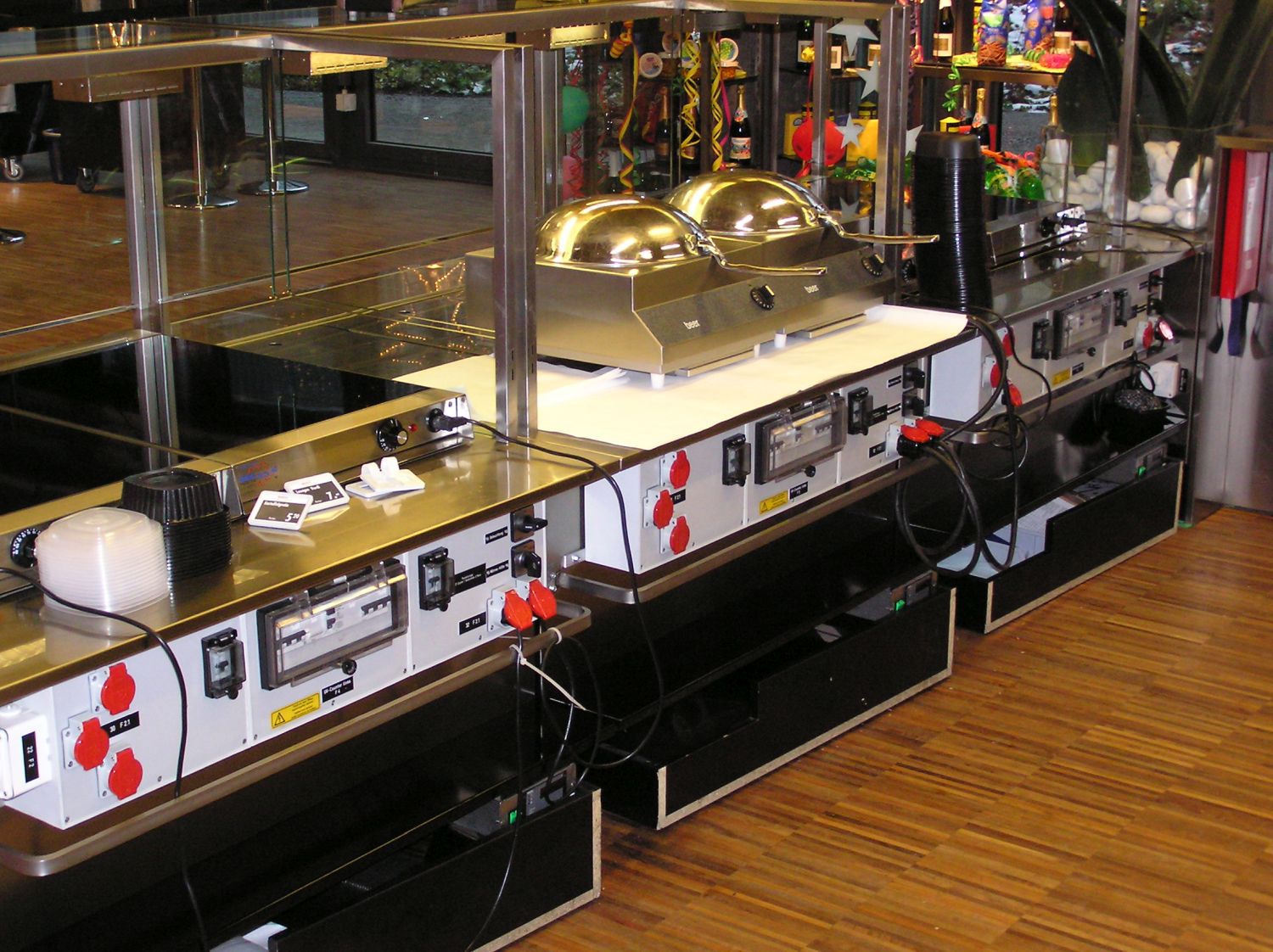 Distributori elettrici mobile in un banco di ristorazione - alimentazione affidabile con le unità di distribuzione dell'energia GIFAS