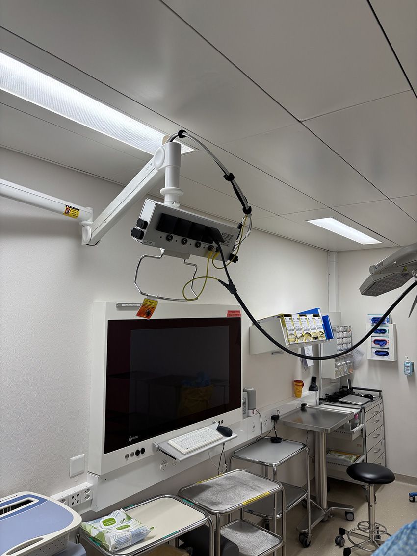 Sala operatoria con Box per ospedale GIFAS su braccio girevole, connessioni chiaramente strutturate e parete monitor presso la Hirslanden Klinik St. Anna.