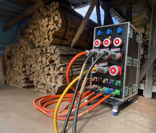 Distributeur de courant mobile avec câbles de raccordement en action - distribution d'énergie sûre pour les événements, les festivals et les installations temporaires