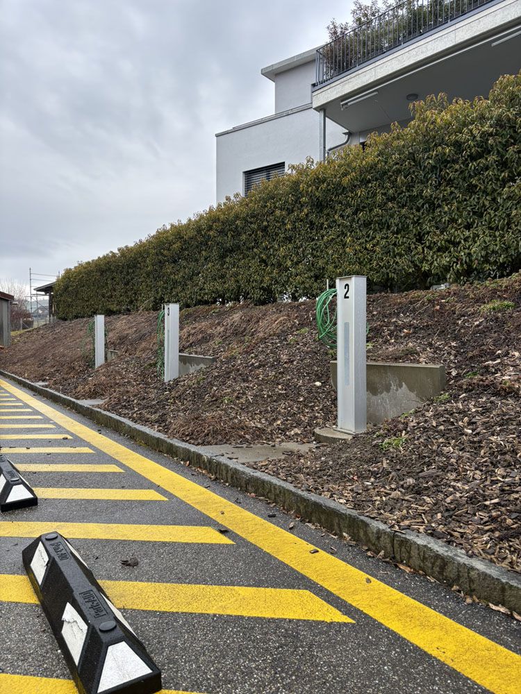 Colonne energetiche per l'alimentazione dei veicoli di emergenza lungo un'area di parcheggio e di dispiegamento dei servizi di emergenza