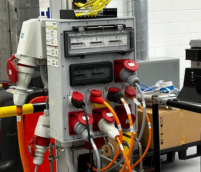 Distributeur de courant mobile dans l'industrie métallurgique - Prises CEE et fusibles pour une distribution de courant flexible