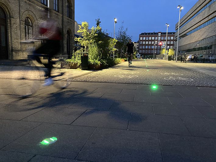 Grüne TrafficLED Bodenleuchten erhöhen die Sicherheit für Velofahrende und Fussgänger in der Abenddämmerung