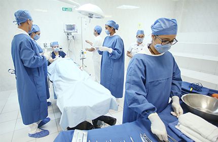 Operation im Krankenhaus – sichere Stromversorgung und Infrastruktur im Gesundheitswesen