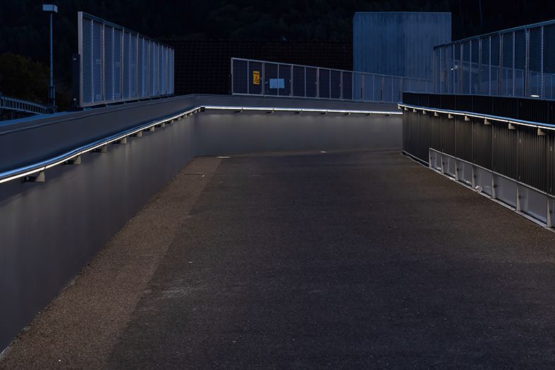 LaneLED INOX42 beleuchtet Rampe in der Personenunterführung am Bahnhof St. Margrethen für sichere Bahnhofsbeleuchtung