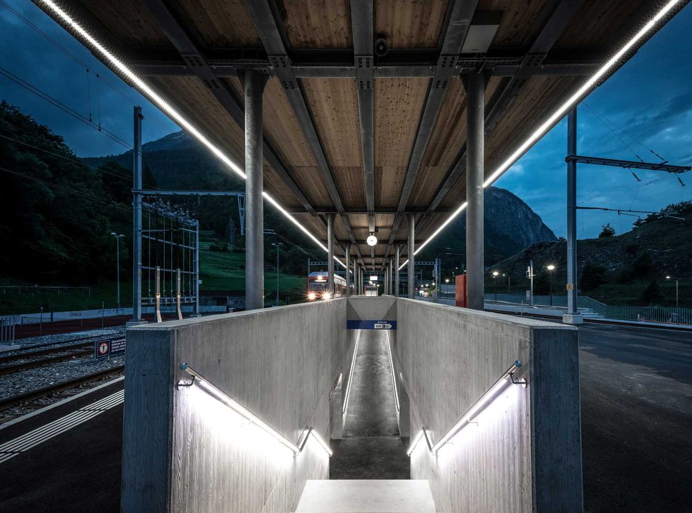 Beleuchtete Bahnhofunterführung mit moderner Bahnbeleuchtung für sichere Wege und zuverlässige Infrastruktur