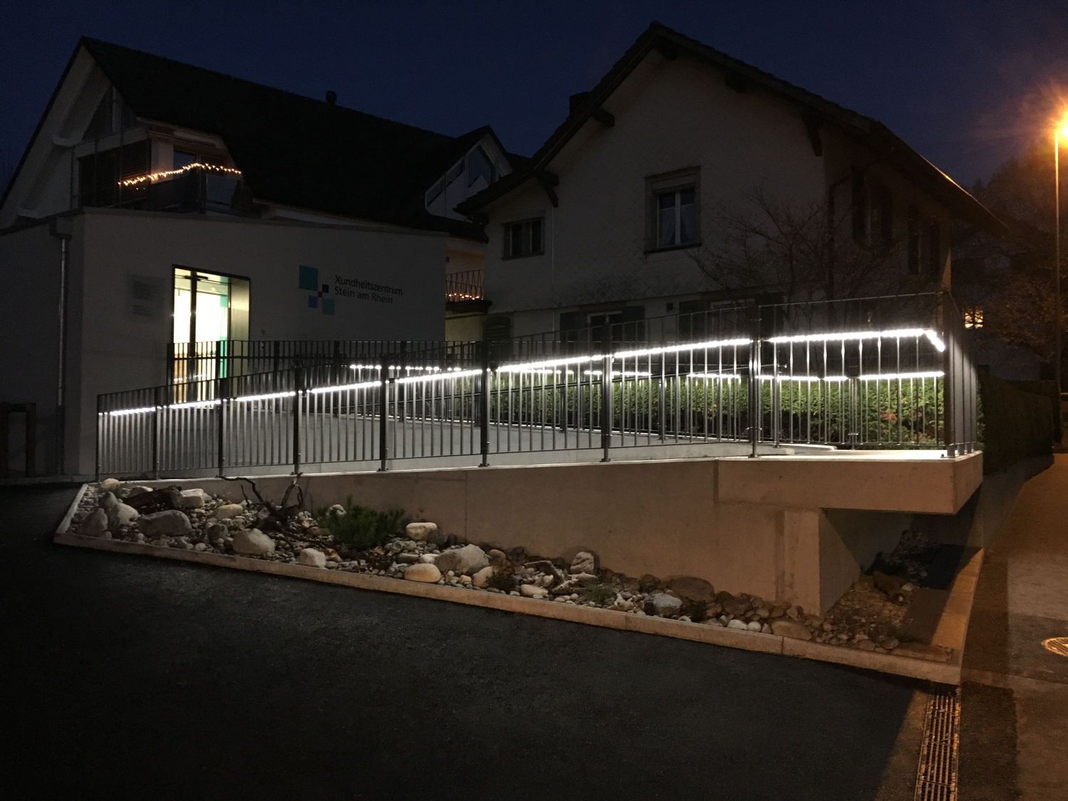 Illuminated railing with GIFAS LaneLED INOX42 at the Xundheitszentrum Stein am Rhein - energy-efficient LED path lighting for greater safety