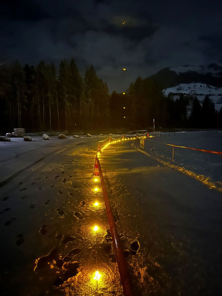 Percorso invernale notturno con RoadLED per un percorso temporaneo sicuro in presenza di neve e ghiaccio