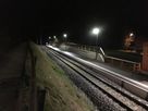 LED-Bahnhofsbeleuchtung bei Nacht mit GIFAS STREETLED CUBE – gleichmässige und energieeffiziente Ausleuchtung des Bahnsteigs