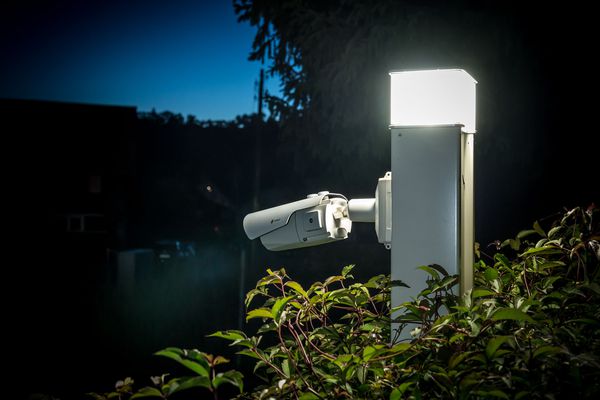 La colonne d'énergie ES-LED avec caméra intégrée la nuit assure l'éclairage et la surveillance en extérieur