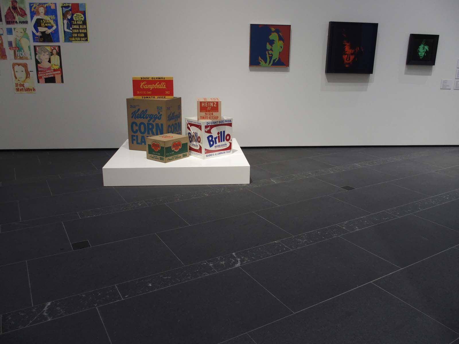 Presa a pavimento nella sala espositiva del Museo Serlachius - soluzione GIFAS discreta per un'alimentazione sicura nelle gallerie