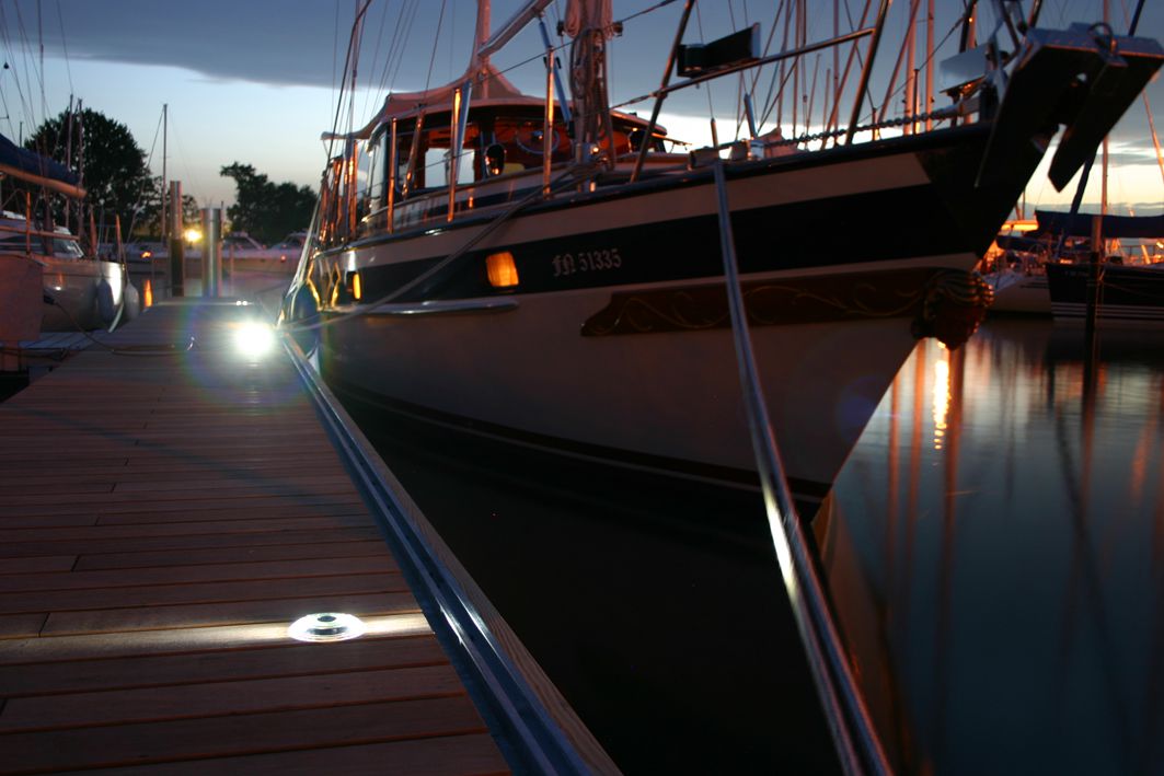 LED lighting from GIFAS on the jetty in the harbor - safe and energy-efficient illumination for ships and jetties at night.