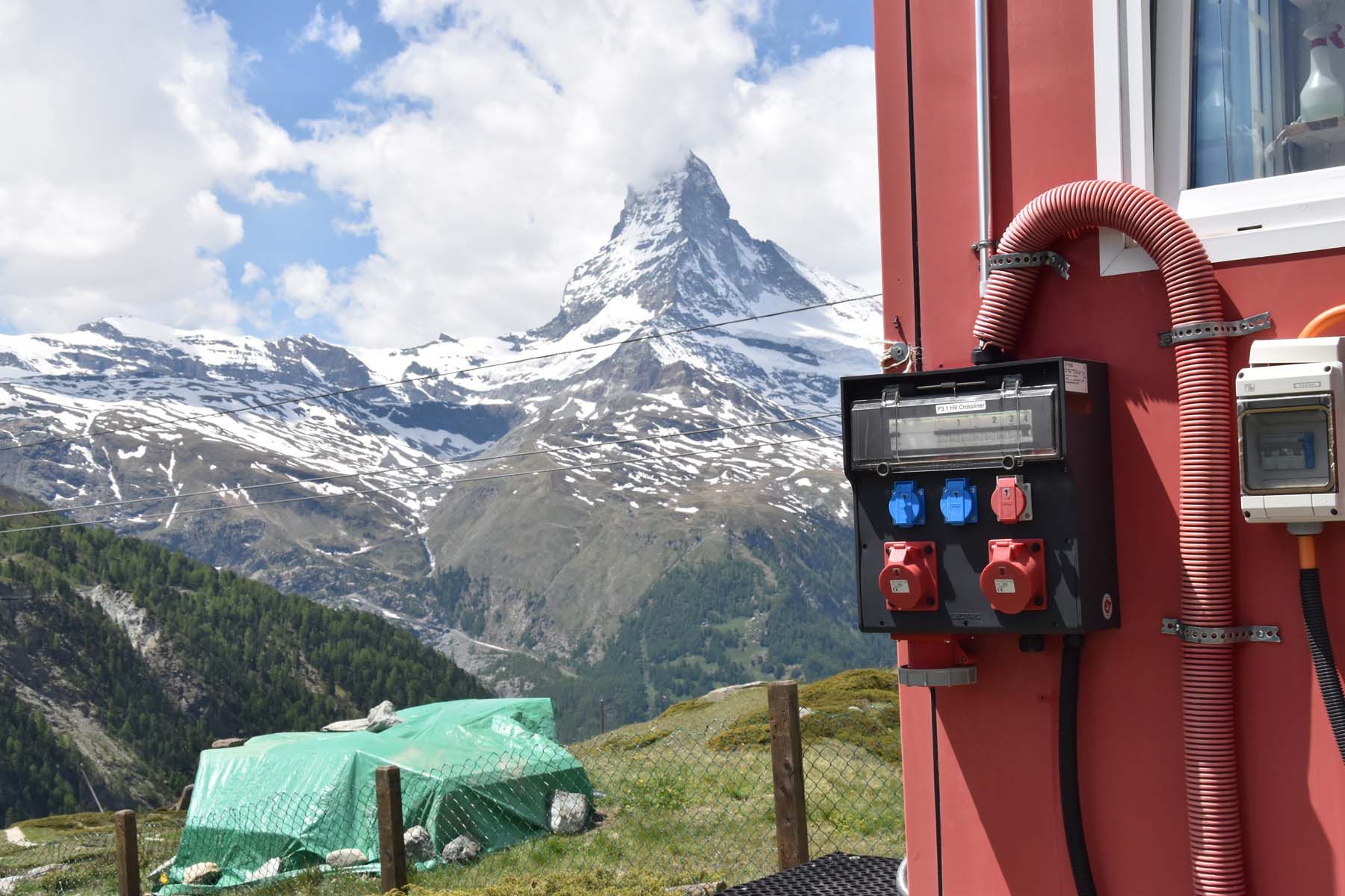 Stromverteilung an einer Bergbahn-Anlage mit robustem Verteilergehäuse im alpinen Hochgebirge