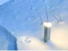 La colonne d'énergie ES-LED en détail dans la neige permet de s'orienter en toute sécurité sur les voies publiques en hiver