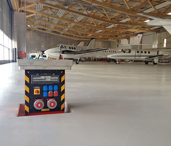 Unterflur Stromverteiler in einem Flugzeughangar für sichere Stromversorgung bei Wartung und Service von Flugzeugen