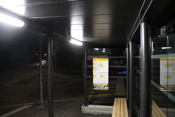 Fermata dell'autobus illuminata di notte con StreamLED 2 sotto il tetto per un'illuminazione sicura e uniforme