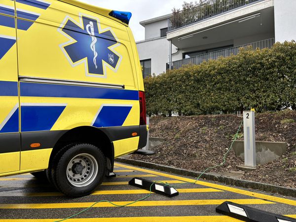 Energy column supplies an ambulance with power via a connection cable in a marked rescue service deployment area