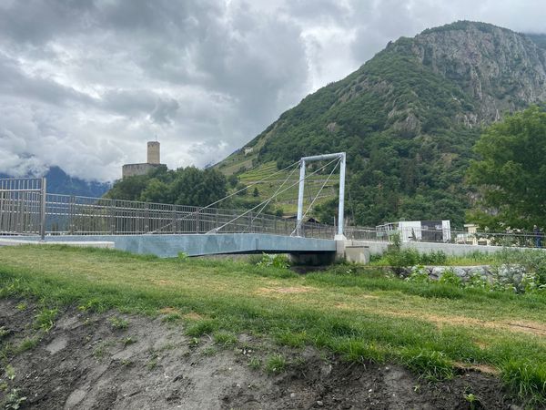 Pedestrian bridge with Inox42 railing in front of alpine landscape in Martigny - prepared for integrated LED lighting along the path